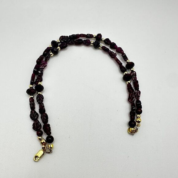 ~8" carved and faceted garnet bracelet with gold tone accent beads, 925 clasp! - Picture 3 of 11